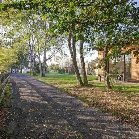 Confortables En Bord D'etang Avec Terrasse, Parc, Activites Et Optionnel ! - Fr-1-496-77 Holiday home Veauchette